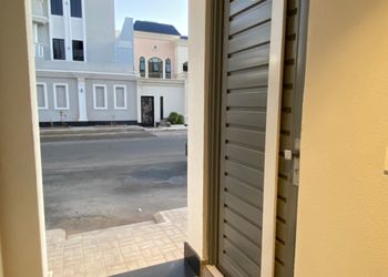غرفة بسرير مفرد وأثاث مريح