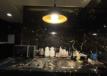 استديو بأثاث مريح وبسيط 