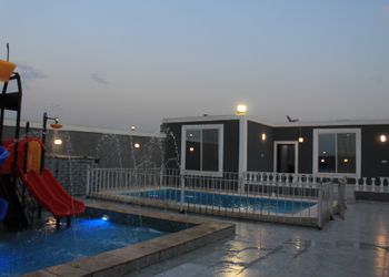 شاليه بألعاب مائية ومسبح