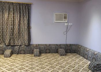 شقة بخمسة غرف نوم وصالة 