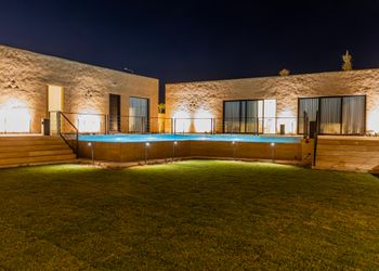شاليه بمسطح اخضر ومسبح 