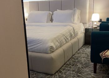 استديو بأثاث مريح وبسيط 