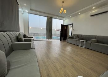 شاليه بمسطح اخضر ومسبح 