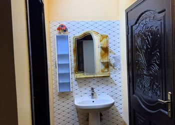 شقة بصالة جلوس وثلاث غرف نوم 