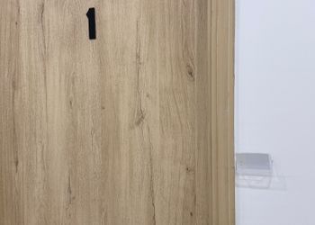 استديو بأثاث مريح وبسيط 
