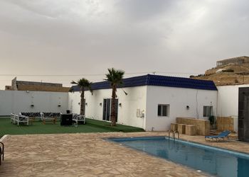 استراحة  بمسبح ومسطح اخضر 