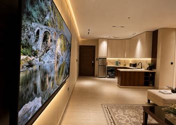 شقة بصالة أنيقة وتصميم فاخر 
