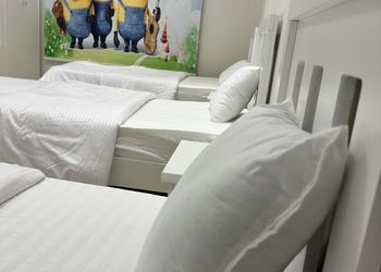 شقة بصالة وغرفتين نوم وبأثاث مريح