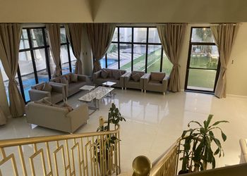 شاليه بمسطح اخضر ومسبح