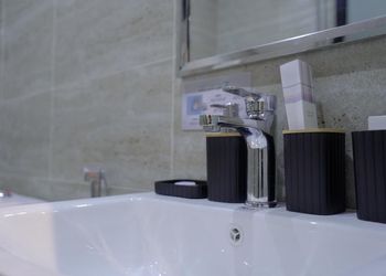 شقة بغرفة معيشة وغرفة نوم