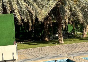 شاليه بمسطح اخضر وجلسة خارجية