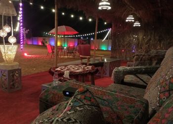 مخيم ببيت شعر وجلسة خارجية