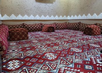 شاليه بجلسة تطل على مسبح خارجي 