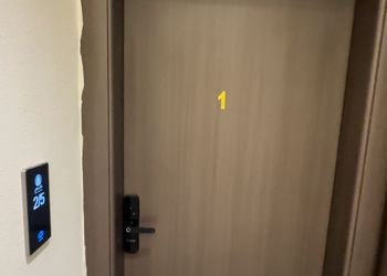 شقة بصالة أنيقة وغرفتين نوم 