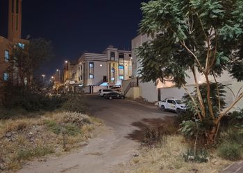شقة بصالة وغرفتين نوم وبأثاث مريح