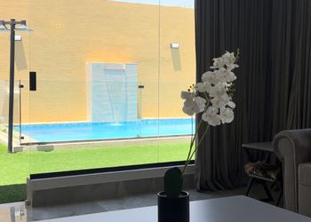 شالية بمسطحات خضراء وجلسة خارجية