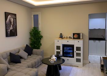 استديو بأثاث مريح وبسيط 