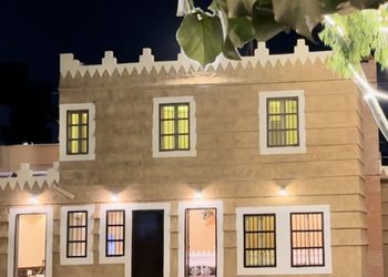 مزرعه بجلسات خارجيه بين الاشجار