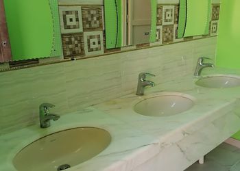 استراحة بمجلس وفناء خارجي 