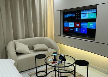 استديو بأثاث مريح وبسيط 