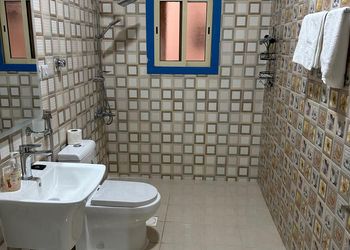 شقة بغرفة معيشة وغرفتين نوم 