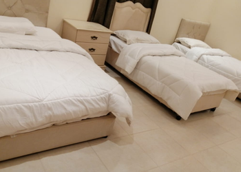 استراحة بجلسه مطله على مسطح اخضر