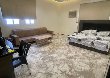 استديو بسرير ماستر وأثاث مريح 