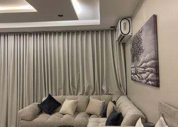 استديو انيق بسرير ماستر وجلسة جانبية 