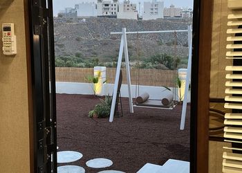 كرفان بإطلالة على مزرعة