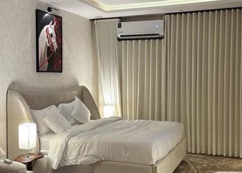 استديو بأثاث مريح وبسيط