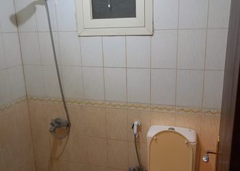 شقة بغرفة جلوس وغرفتين نوم 