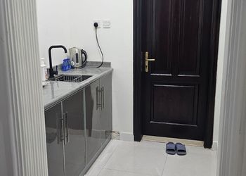 استديو غرفه ب 4 اسره مفرده 