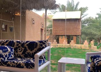 مزرعة بجلسة خارجية ومسطح اخضر