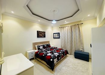 شقة بصالة جلوس وغرفة نوم مريحة