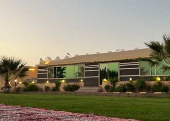 مزرعة بأطلالة جبلية وبيت شعر 