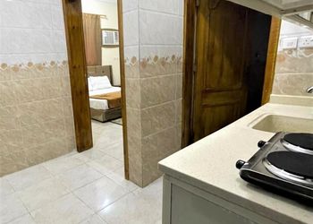 شقة بغرفة نوم ودورة مياة