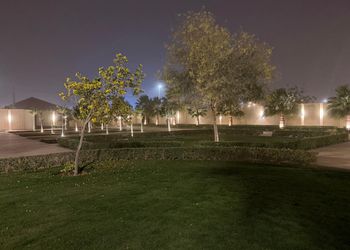استراحة بمجلس وفناء خارجي 