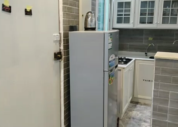 شاليه بمسطح اخضر و مسبح