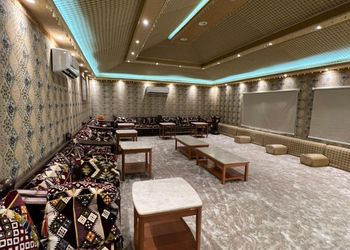 استراحةبجلسة خارجية وألعاب أطفال