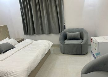 استديو بسرير مريح وأثاث بسيط