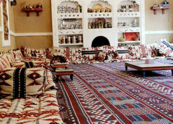 استراحة بمسطحات خضراء وملاعب