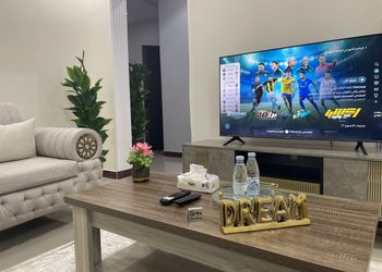 شقة بصالة انيقة وغرفة نوم
