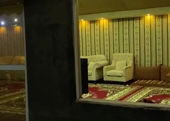 مخيم بألعاب أطفال وبيت شعر 