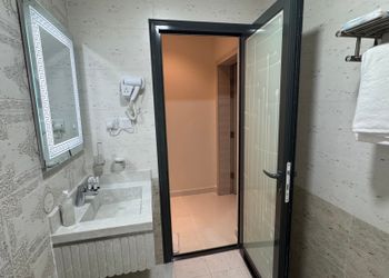 شقة بصالة وغرفة نوم وبأثاث مريح