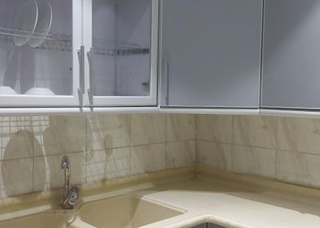 شقة بصالة وغرفتين نوم وبأثاث مريح