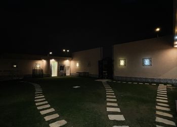 شاليه بجلسة تطل على مسبح خارجي 