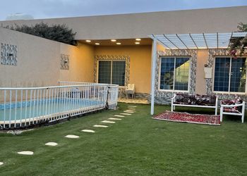 شاليه بجلسة خارجية ومسطح اخضر