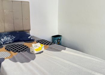 استديو بأثاث مريح وبسيط
