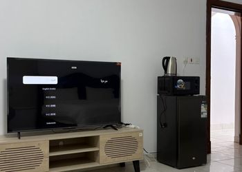 استديو بأثاث مريح وبسيط 