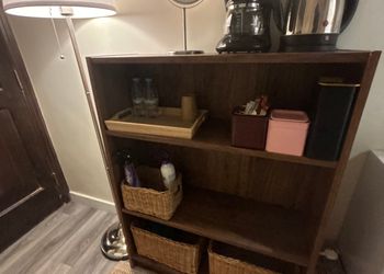 غرفة بأثاث مريح بدخول ذاتي